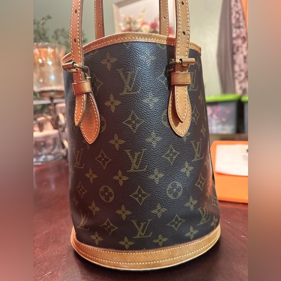 WOW POSHMARK - Authentic Louis Vuitton Bucket Bag - Picture 3 of 16